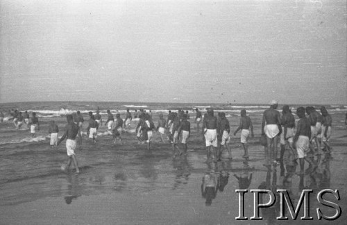 Sierpień-wrzesień 1942, Pahlewi, Iran (Persja).
Żołnierze Armii Andersa podczas kąpieli w Morzu Kaspijskim.
Fot. por. Ostrowski, Instytut Polski im. Gen. Sikorskiego w Londynie [album negatywowy B-I IRAN] - płachta 36
