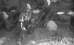 Sierpień-wrzesień 1942, Pahlewi, Iran (Persja).
Junacy siedzący obok swoich rzeczy na plaży. 
Fot. por. Ostrowski, Instytut Polski im. Gen. Sikorskiego w Londynie [album negatywowy B-I IRAN] - płachta 36