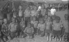 Sierpień-wrzesień 1942, Pahlewi, Iran (Persja).
Obóz dla polskich uchodźców. Junacy klęczą na piasku, w tle namioty.
Fot. por. Ostrowski, Instytut Polski im. Gen. Sikorskiego w Londynie [album negatywowy B-I IRAN] - płachta 36