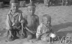 Sierpień-wrzesień 1942, Pahlewi, Iran (Persja).
Obóz dla polskich uchodźców. Troje dzieci siedzących na piasku.
Fot. por. Ostrowski, Instytut Polski im. Gen. Sikorskiego w Londynie [album negatywowy B-I IRAN] - płachta 36
