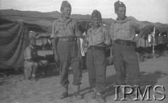 Sierpień-wrzesień 1942, Pahlewi, Iran (Persja).
Obóz dla polskich uchodźców. Trzej junacy stoją na tle namiotów.
Fot. por. Ostrowski, Instytut Polski im. Gen. Sikorskiego w Londynie [album negatywowy B-I IRAN] - płachta 36
