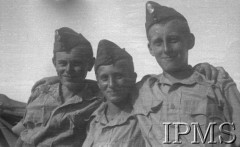 Sierpień-wrzesień 1942, Pahlewi, Iran (Persja)..
Obóz dla polskich uchodźców. Trzej junacy stoją na tle namiotów.
Fot. por. Ostrowski, Instytut Polski im. Gen. Sikorskiego w Londynie [album negatywowy B-I IRAN] - płachta 36
