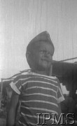 Sierpień-wrzesień 1942, Pahlewi, Iran (Persja).
Obóz dla polskich uchodźców. Mały Mietek Sydor nie zatracił w Rosji - mimo swych ciężkich przeżyć - poczucia humoru.
Fot. por. Ostrowski, Instytut Polski im. Gen. Sikorskiego w Londynie [album negatywowy B-I IRAN] - płachta 36