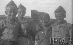 Sierpień-wrzesień 1942, Pahlewi, Iran (Persja).
Obóz dla polskich uchodźców. Grupa uśmiechniętych junaków.
Fot. por. Ostrowski, Instytut Polski im. Gen. Sikorskiego w Londynie [album negatywowy B-I IRAN] - płachta 36
