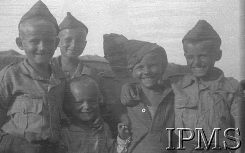 Sierpień-wrzesień 1942, Pahlewi, Iran (Persja).
Obóz dla polskich uchodźców. Grupa uśmiechniętych junaków.
Fot. por. Ostrowski, Instytut Polski im. Gen. Sikorskiego w Londynie [album negatywowy B-I IRAN] - płachta 36
