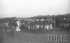 Sierpień-wrzesień 1942, Pahlewi, Iran (Persja).
Obóz dla polskich uchodźców. Oddział junaków idzie wykąpać się w morzu.
Fot. por. Ostrowski, Instytut Polski im. Gen. Sikorskiego w Londynie [album negatywowy B-I IRAN] - płachta 36
