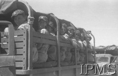 Październik 1942, Pahlewi - Teheran, Iran (Persja).
Droga z portu Pahlewi do Teheranu. Ochotniczki w samochodzie.
Fot. NN, Instytut Polski im. Gen. Sikorskiego w Londynie [album negatywowy B-I IRAN] - płachta 38