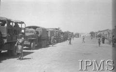 Październik 1942, Pahlewi - Teheran, Iran (Persja).
Kolumna wozów z polskimi uchodźcami przejeżdża przez perską osadę.
Fot. NN, Instytut Polski im. Gen. Sikorskiego w Londynie [album negatywowy B-I IRAN] - płachta 38