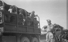 Październik 1942, Pahlewi - Teheran, Iran (Persja).
Droga z portu Pahlewi do Teheranu. Ochotniczki w samochodzie.
Fot. NN, Instytut Polski im. Gen. Sikorskiego w Londynie [album negatywowy B-I IRAN] - płachta 38