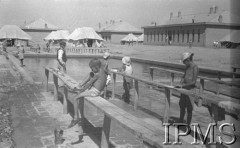 Październik 1942, Teheran, Iran (Persja).
Obóz dla polskich uchodźców nr 4. W pralni obozowej, w głębi budynki i namioty.
Fot. NN, Instytut Polski im. Gen. Sikorskiego w Londynie [album negatywowy B-I IRAN] - płachta 38