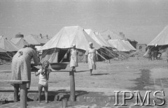 Październik 1942, Teheran, Iran (Persja).
Obóz dla polskich uchodźców nr 4. Kobiety przed namiotami na placu obozowym.
Fot. NN, Instytut Polski im. Gen. Sikorskiego w Londynie [album negatywowy B-I IRAN] - płachta 38