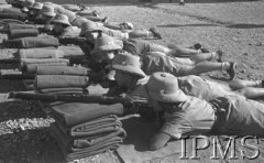 Październik 1942, Teheran, Iran (Persja).
Ćwiczenia w strzelaniu - ochotniczki strzelają z pozycji leżącej z podpórką z koców.
Fot. NN, Instytut Polski im. Gen. Sikorskiego w Londynie [album negatywowy B-I IRAN] - płachta 38
