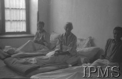 Listopad 1942, Teheran, Iran (Persja).
Szpital w obozie dla polskich uchodźców, oddział dla kobiet.
Fot. por. Ostrowski, Instytut Polski im. Gen. Sikorskiego w Londynie [album negatywowy B-I IRAN] - płachta 41