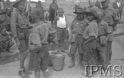 Listopad 1942, Teheran, Iran (Persja).
Obóz dla polskich uchodźców. Grupa junaków obok wiader z wodą.
Fot. por. Ostrowski, Instytut Polski im. Gen. Sikorskiego w Londynie [album negatywowy B-I IRAN] - płachta 41