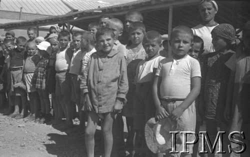 Listopad 1942, Teheran, Iran (Persja).
Obóz dla polskich uchodźców. Dzieci podczas spotkania z ambasadorem Stanisławem Kotem.
Fot. por. Ostrowski, Instytut Polski im. Gen. Sikorskiego w Londynie [album negatywowy B-I IRAN] - płachta 41