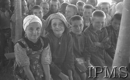 Listopad 1942, Teheran, Iran (Persja).
Obóz dla polskich uchodźców. Dzieci siedzące w szałasie.
Fot. por. Ostrowski, Instytut Polski im. Gen. Sikorskiego w Londynie [album negatywowy B-I IRAN] - płachta 41
