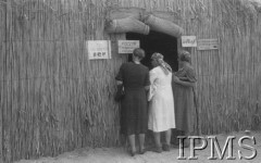 Kwiecień 1942, Pahlewi, Iran (Persja).
Obóz dla polskich uchodźców. Kobiety przy drzwiach obozowej poczty.
Fot. NN, Instytut Polski im. Gen. Sikorskiego w Londynie [album negatywowy B-I IRAN] - płachta 4