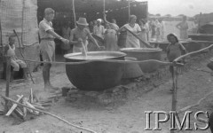 Kwiecień 1942, Pahlewi, Iran (Persja).
Obóz dla polskich uchodźców. Gotowanie zupy w obozowej kuchni.
Fot. NN, Instytut Polski im. Gen. Sikorskiego w Londynie [album negatywowy B-I IRAN] - płachta 4