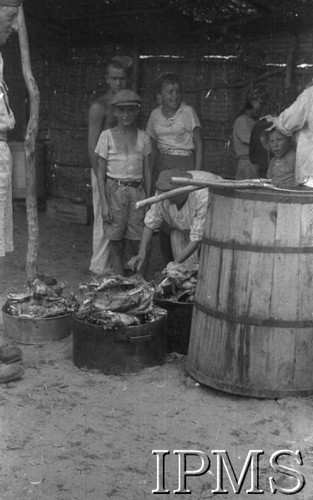 Kwiecień 1942, Pahlewi, Iran (Persja).
Obóz dla polskich uchodźców. Kuchnia polowa -  mięso w garnkach.
Fot. NN, Instytut Polski im. Gen. Sikorskiego w Londynie [album negatywowy B-I IRAN] - płachta 4