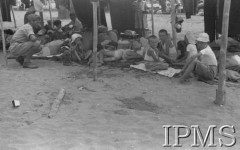 Kwiecień 1942, Pahlewi, Iran (Persja).
Obóz dla polskich uchodźców. Dzieci sieroty siedzą na ziemi w szałasie.
Fot. NN, Instytut Polski im. Gen. Sikorskiego w Londynie [album negatywowy B-I IRAN] - płachta 4