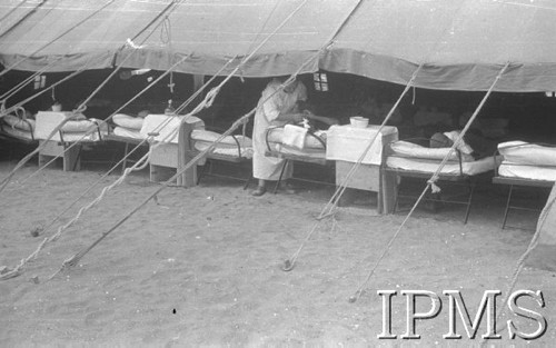 Kwiecień 1942, Pahlewi, Iran (Persja).
Obóz dla polskich uchodźców. Szpital polowy w namiocie z otwartymi bokami.
Fot. NN, Instytut Polski im. Gen. Sikorskiego w Londynie [album negatywowy B-I IRAN] - płachta 4
