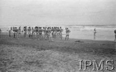 Kwiecień 1942, Pahlewi, Iran (Persja).
Żołnierze Armii Andersa na plaży.
Fot. NN, Instytut Polski im. Gen. Sikorskiego w Londynie [album negatywowy B-I IRAN] - płachta 4
