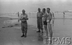 Kwiecień 1942, Pahlewi, Iran (Persja).
Żołnierze Armii Andersa na plaży.
Fot. NN, Instytut Polski im. Gen. Sikorskiego w Londynie [album negatywowy B-I IRAN] - płachta 4
