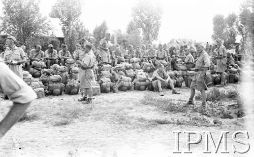 Kwiecień 1942, Pahlewi, Iran (Persja).
Grupa żołnierzy Armii Andersa, którzy siedzą na plecakach.
Fot. NN, Instytut Polski im. Gen. Sikorskiego w Londynie [album negatywowy B-I IRAN] - płachta 4
