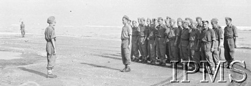 Kwiecień 1942, Pahlewi, Iran (Persja).
Żołnierze Armii Andersa  podczas ćwiczeń na plaży.
Fot. NN, Instytut Polski im. Gen. Sikorskiego w Londynie [album negatywowy B-I IRAN] - płachta 4
