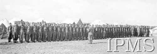 Kwiecień 1942, Pahlewi, Iran (Persja).
Żołnierze Armii Andersa  podczas ćwiczeń na plaży.
Fot. NN, Instytut Polski im. Gen. Sikorskiego w Londynie [album negatywowy B-I IRAN] - płachta 4
