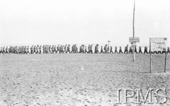 Kwiecień 1942, Pahlewi, Iran (Persja).
Żołnierze Armii Andersa podczas ćwiczeń na plaży, oddział w marszu. Na słupie napis: 