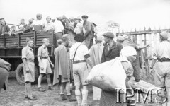 Kwiecień 1942, Pahlewi, Iran (Persja).
Ewakuacja Armii Andersa ze Związku Radzieckiego. Cywile z dobytkiem wsiadający na ciężarówki, które zawiozą ich do obozów.
Fot. NN, Instytut Polski im. Gen. Sikorskiego w Londynie [album negatywowy B-I IRAN] - płachta 5