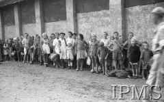 Kwiecień 1942, Pahlewi, Iran (Persja).
Ewakuacja Armii Andersa ze Związku Radzieckiego. Dzieci oczekujące po wylądowaniu na transport do obozów.
Fot. NN, Instytut Polski im. Gen. Sikorskiego w Londynie [album negatywowy B-I IRAN] - płachta 5