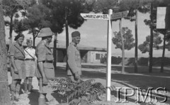 Kwiecień 1942, Teheran, Iran (Persja).
Gen. Władysław Anders i kilku oficerów w parku (obok szkoły kierowców) przy drogowskazie do Warszawy: 4371 km i do Teheranu: 3 km.
Fot. NN, Instytut Polski im. Gen. Sikorskiego w Londynie [album negatywowy B-I IRAN] - płachta 5