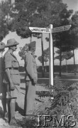 Kwiecień 1942, Teheran, Iran (Persja).
Gen. Władysław Anders i kilku oficerów w parku (obok szkoły kierowców) przy drogowskazie do Warszawy: 4371 km i do Teheranu: 3 km.
Fot. NN, Instytut Polski im. Gen. Sikorskiego w Londynie [album negatywowy B-I IRAN] - płachta 5
