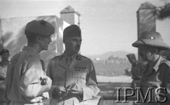 Kwiecień 1942, Teheran, Iran (Persja).
Gen. Władysław Anders, płk Hulli i rtm. Tyszkiewicz przed wejściem do obozu.
Fot. NN, Instytut Polski im. Gen. Sikorskiego w Londynie [album negatywowy B-I IRAN] - płachta 5