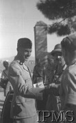 Kwiecień 1942, Teheran, Iran (Persja).
Gen. Władysław Anders i rtm. Tyszkiewicz przed wejściem do obozu.
Fot. NN, Instytut Polski im. Gen. Sikorskiego w Londynie [album negatywowy B-I IRAN] - płachta 5