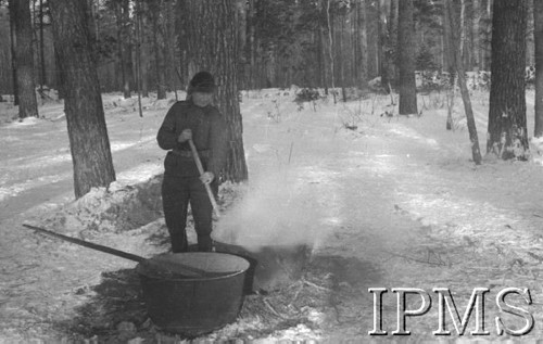 Listopad 1941, Kołtubanka, obł. Czkałowsk, ZSRR.
Obóz wojskowy lotników i marynarzy. Kucharz przygotowuje posiłek dla oddziału.
Fot. Czesław Zembal, Instytut Polski im. Gen. Sikorskiego w Londynie [album negatywowy A-I ROSJA] - płachta 1