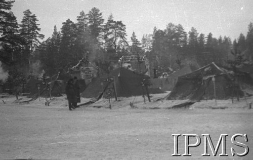 Listopad 1941, Kołtubanka, obł. Czkałowsk, ZSRR.
Obóz żołnierzy formującej się Armii Andersa, namioty w śniegu.
Fot. Czesław Zembal, Instytut Polski im. Gen. Sikorskiego w Londynie [album negatywowy A-I ROSJA] - płachta 1