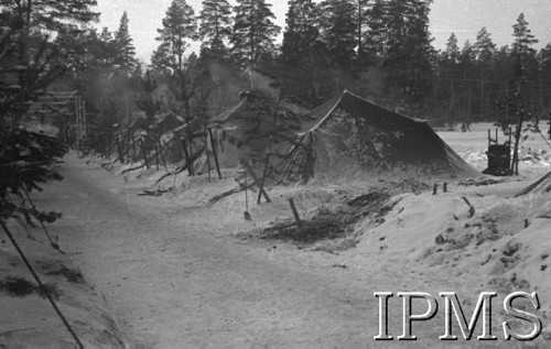 Listopad 1941, Kołtubanka, obł. Czkałowsk, ZSRR.
Obóz żołnierzy formującej się Armii Andersa, namioty w śniegu.
Fot. Czesław Zembal, Instytut Polski im. Gen. Sikorskiego w Londynie [album negatywowy A-I ROSJA] - płachta 1