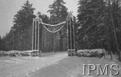 Listopad 1941, Kołtubanka, obł. Czkałowsk, ZSRR.
Obóz żołnierzy formującej się Armii Andersa, brama wjazdowa ozdobiona polskimi orłami.
Fot. Czesław Zembal, Instytut Polski im. Gen. Sikorskiego w Londynie [album negatywowy A-I ROSJA] - płachta 1