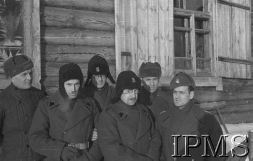 Listopad 1941, Kołtubanka, obł. Czkałowsk, ZSRR.
Obóz formującej się Armii Andersa, oficerowie na tle baraku.
Fot. Czesław Zembal, Instytut Polski im. Gen. Sikorskiego w Londynie [album negatywowy A-I ROSJA] - płachta 1