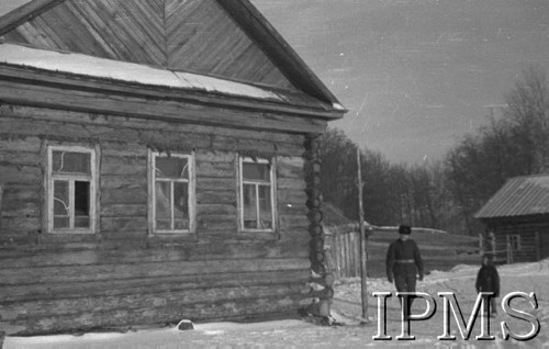 Listopad 1941, Kołtubanka, obł. Czkałowsk, ZSRR.
Obóz formującej się Armii Andersa, żołnierz i dziecko obok drewnianego budynku.
Fot. Czesław Zembal, Instytut Polski im. Gen. Sikorskiego w Londynie [album negatywowy A-I ROSJA] - płachta 1