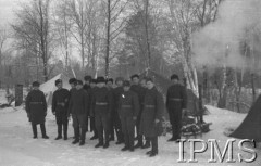 Listopad 1941, Kołtubanka, obł. Czkałowsk, ZSRR.
Obóz formującej się Armii Andersa, żołnierze przed namiotami.
Fot. Czesław Zembal, Instytut Polski im. Gen. Sikorskiego w Londynie [album negatywowy A-I ROSJA] - płachta 1