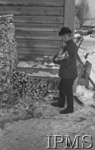 Listopad 1941, Kołtubanka, obł. Czkałowsk, ZSRR.
Obóz formującej się Armii Andersa, żołnierz biorący drewno na opał.
Fot. Czesław Zembal, Instytut Polski im. Gen. Sikorskiego w Londynie [album negatywowy A-I ROSJA] - płachta 1