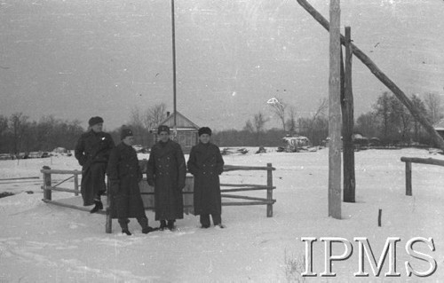 Listopad 1941, Kołtubanka, obł. Czkałowsk, ZSRR.
Obóz formującej się Armii Andersa, czterej żołnierze obok studni z żurawiem.
Fot. Czesław Zembal, Instytut Polski im. Gen. Sikorskiego w Londynie [album negatywowy A-I ROSJA] - płachta 1