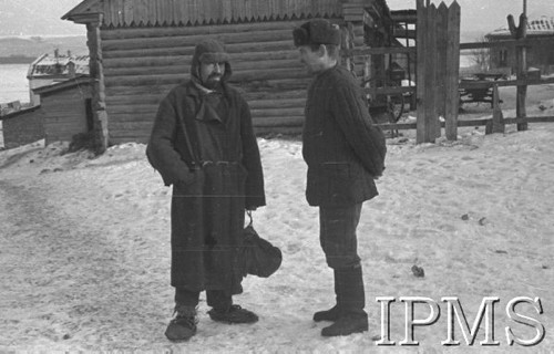 Listopad 1941, Kołtubanka, obł. Czkałowsk, ZSRR.
Obóz formującej się Armii Andersa - Polak, który świeżo powrócił z łagrów, rozmawia z żołnierzem. 
Fot. Czesław Zembal, Instytut Polski im. Gen. Sikorskiego w Londynie [album negatywowy A-I ROSJA] - płachta 2