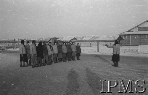 Listopad 1941, Kołtubanka, obł. Czkałowsk, ZSRR.
Obóz żołnierzy formującej się Armii Andersa, instruktorka Eugenia Pawłowicz przed oddziałem Pomocniczej Służby Kobiet.
Fot. Czesław Zembal, Instytut Polski im. Gen. Sikorskiego w Londynie [album negatywowy A-I ROSJA] - płachta 2