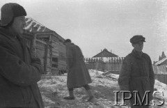 Listopad 1941, Kołtubanka, obł. Czkałowsk, ZSRR.
Obóz żołnierzy formującej się Armii Andersa, byli łagiernicy, którzy zgłosili się do polskiego wojska.
Fot. Czesław Zembal, Instytut Polski im. Gen. Sikorskiego w Londynie [album negatywowy A-I ROSJA] - płachta 2