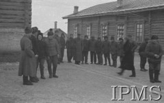 Listopad 1941, Kołtubanka, obł. Czkałowsk, ZSRR.
Obóz formującej się Armii Andersa, byli więźniowie łagrów z zarośniętymi, opuchniętymi twarzami, w łachmanach i strzępach butów. W tle budynek Dowództwa Garnizonu.
Fot. Czesław Zembal, Instytut Polski im. Gen. Sikorskiego w Londynie [album negatywowy A-I ROSJA] - płachta 3